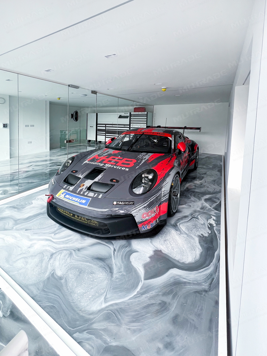 Private Garage Car Lift in England: How Mutrade S-VRC Creates Hidden Inter-Floor Parking Elevador de garagem particular na Inglaterra: como Mutrade S-VRC cria estacionamento oculto entre andares