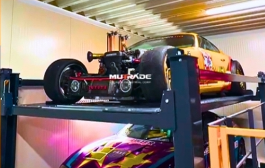 Elevating Racing Heritage: uma instalação personalizada de estacionamento em uma garagem particular 